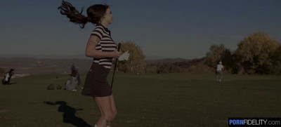После партии гольфа, гольфист встретил привлекательную женщину.
